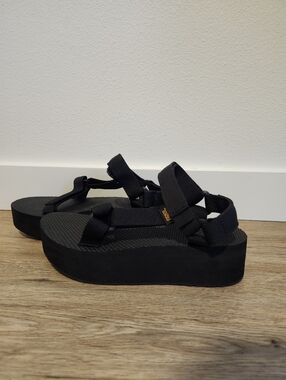 Teva Flatform Universal Sandal, Black, Women's Size 7